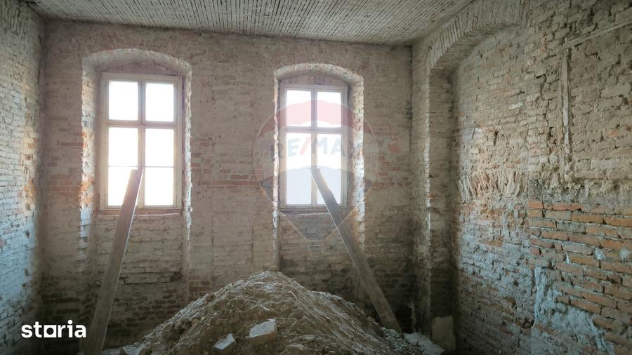 Casă cu 7 camere cu Teren 317 Mp în Central