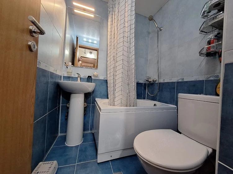 Apartament cu 4 camere decomandat în Lipovei
