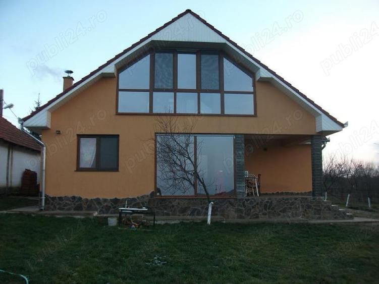 Casă cu 5 camere în Leș