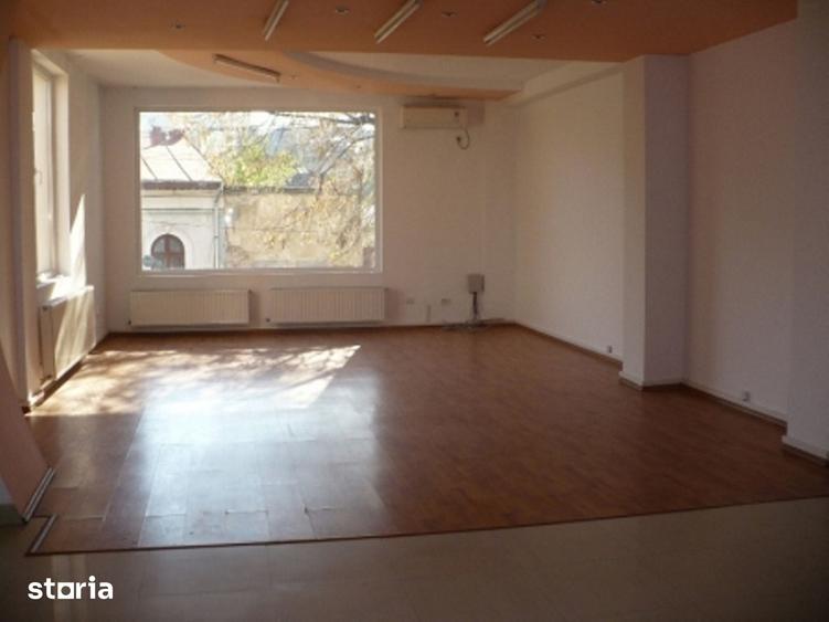 Casă cu 9 camere cu Teren 300 Mp în Iancului