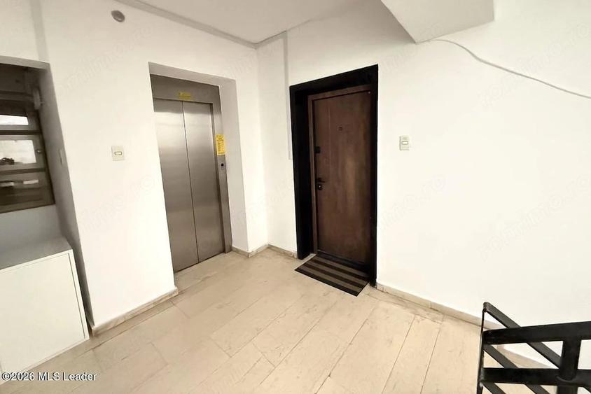 Apartament cu 6 camere decomandat în Polonă