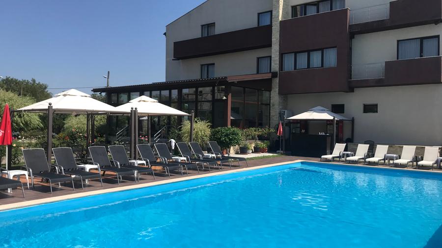 Casă individuală cu 17 camere cu Piscina în Est