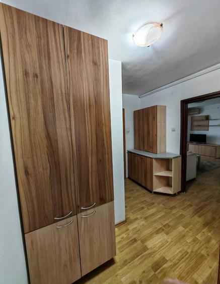 Apartament cu 3 camere semidecomandat în Obor