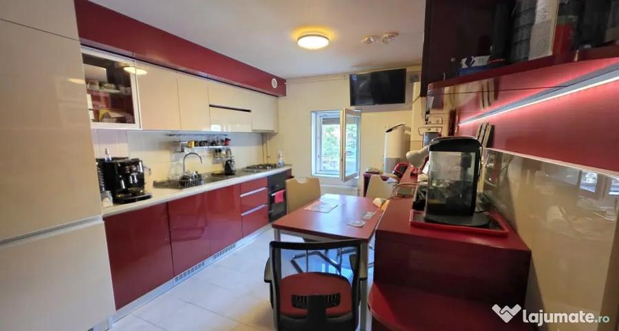Apartament cu 3 camere semidecomandat în Complex Studențesc
