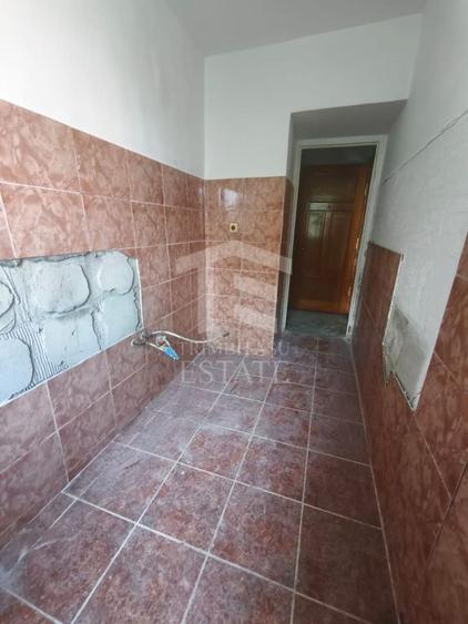 Apartament cu 3 camere semidecomandat în Central