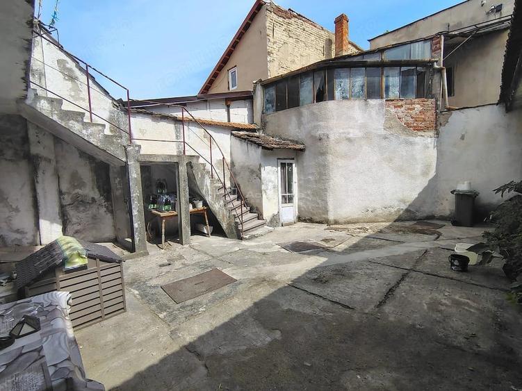 Casă cu 6 camere cu Teren 107 Mp în Central