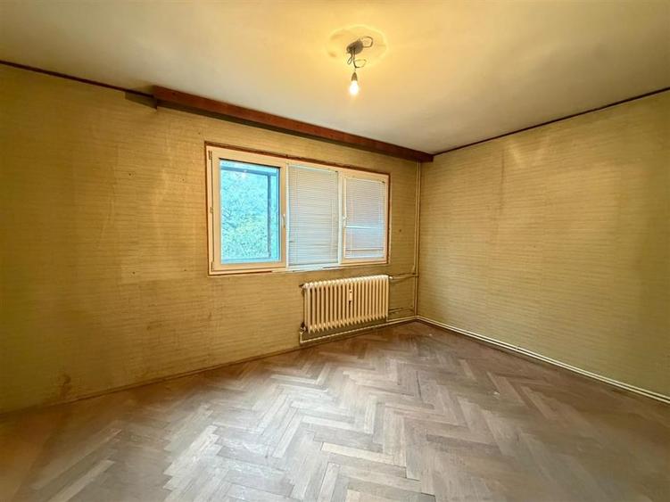 Apartament cu 3 camere semidecomandat în Podu Roș