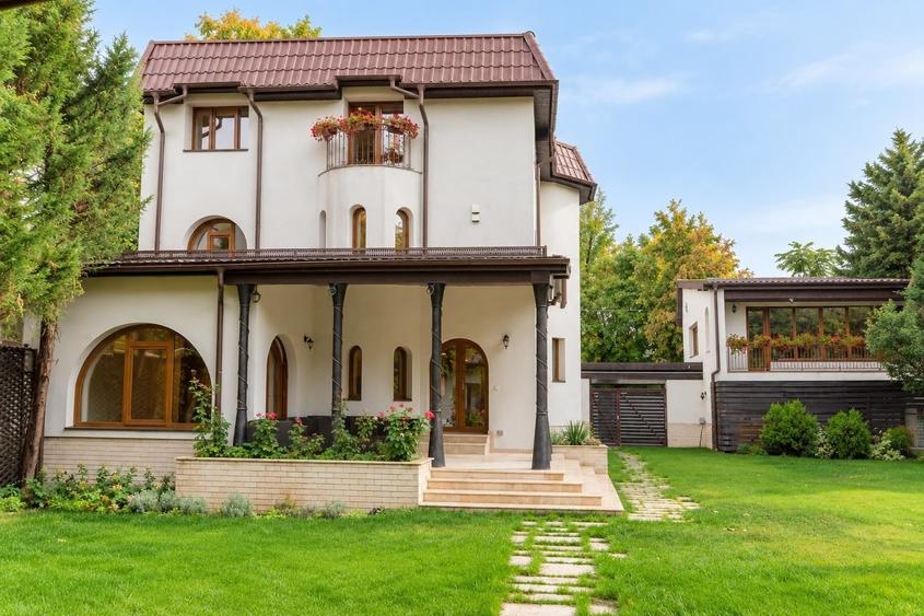 Casă individuală cu 8 camere cu Canalizare în Unirii
