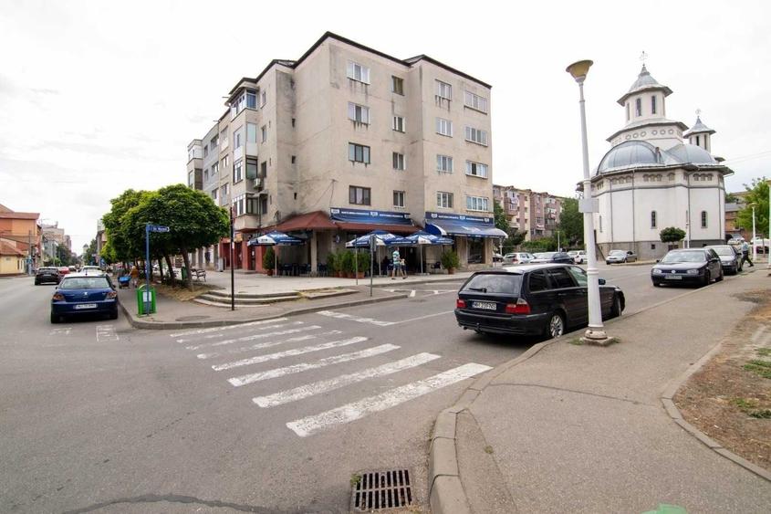 Apartament cu 4 camere decomandat în Exterior Vest
