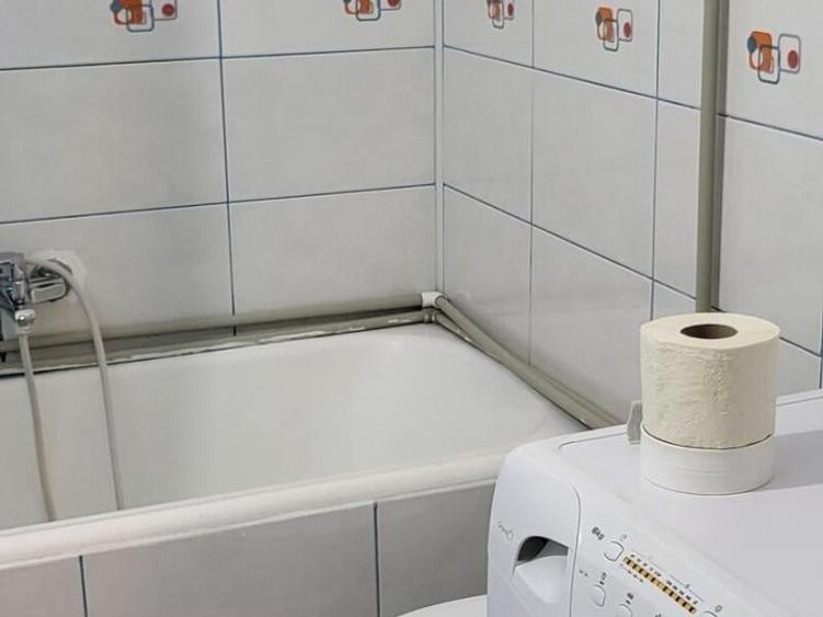Apartament cu 3 camere semidecomandat, mobilat în Universitate