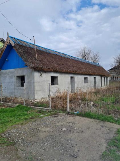 Casă cu 4 camere cu Teren 2240 Mp în Chilia Veche