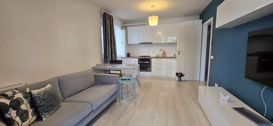 Apartament cu 3 camere decomandat, mobilat în Est