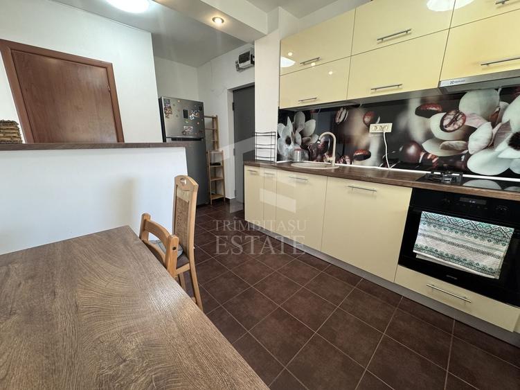 Apartament cu 3 camere semidecomandat, mobilat în Tei