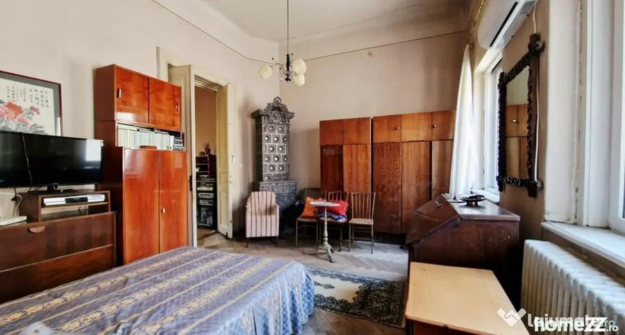 Apartament cu 5 camere semidecomandat în Dacia