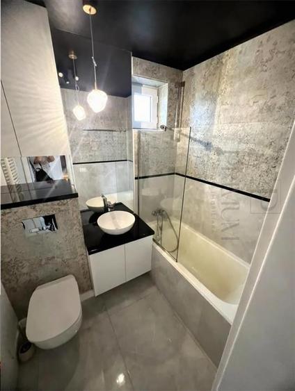 Apartament cu 3 camere semidecomandat, mobilat în Central
