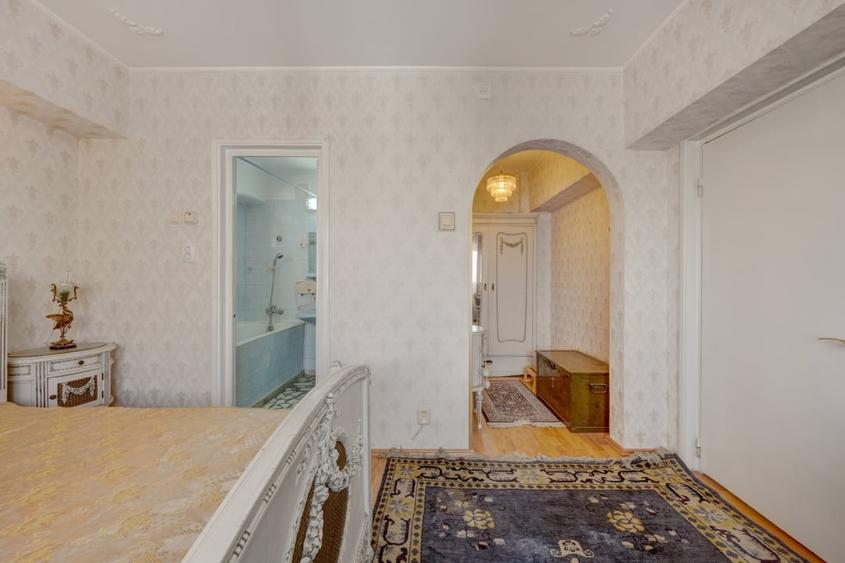 Apartament cu 4 camere semidecomandat, mobilat în 1 Mai