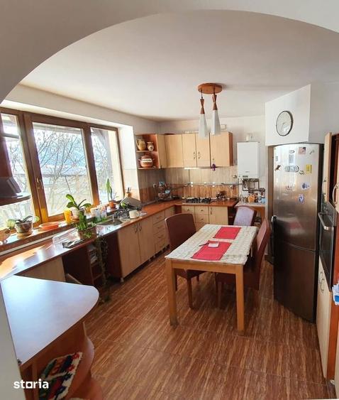 Casa cu mansarda ?i garaj, 6 camere, curte - 6