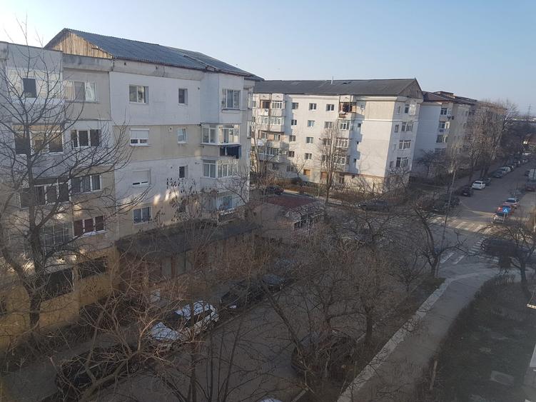 Apartament doua camere, decomandat, etaj 4, cu sarpanta, renovat modern, stradal - 30