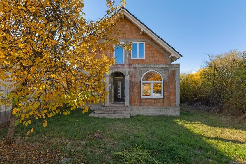 Casa la rosu cu teren generos, 500 mp, situata pe strada Ostasului - 2