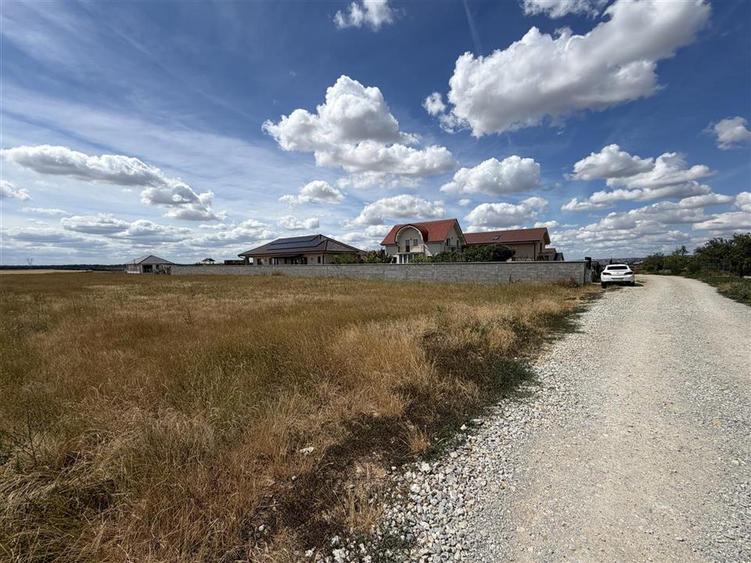 Teren Construcții intravilan de 3043 mp, în Cihei
