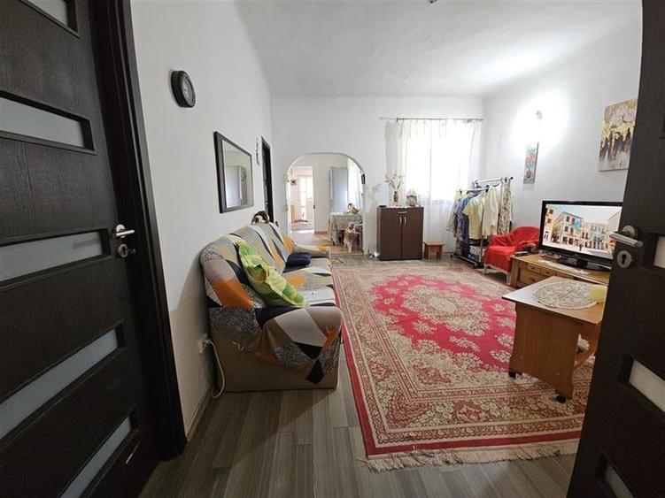 Casa spatioasa de vanzare in centrul satului Racaciuni  teren generos, livada, - 9