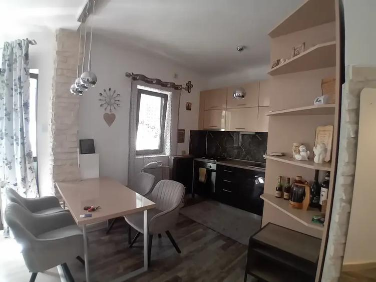 Apartament cu 3 camere semidecomandat, mobilat în Unirii