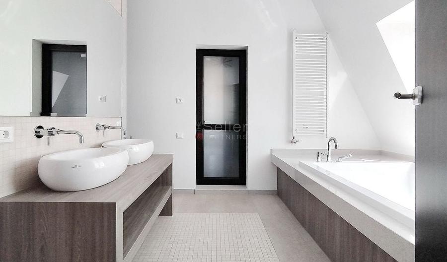 Priveliste Panoramica Spre Oras Si Masivul Tampa - 22