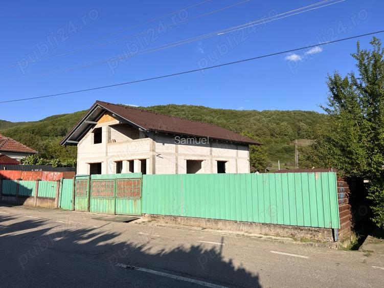 Vand casa cu mansarda la ro?u