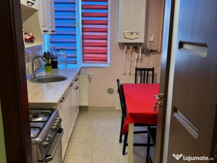 P-Ta Revolutiei, 2 camere, decom., etaj 1 - 2