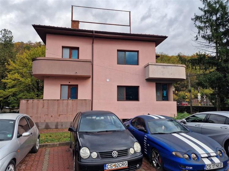 Resita CHIRIE Central, 355 mp. Demisol, Parter, Etaj 1 - 1