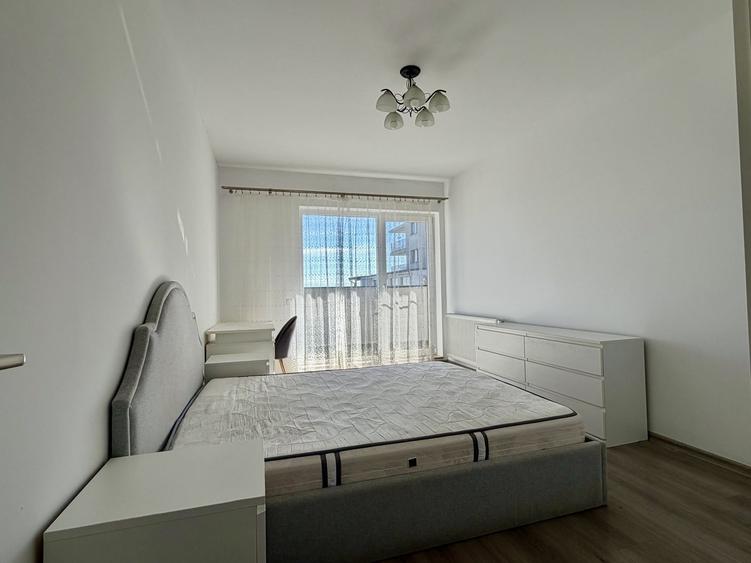 Apartament cu 4 camere semidecomandat, mobilat în Între Lacuri