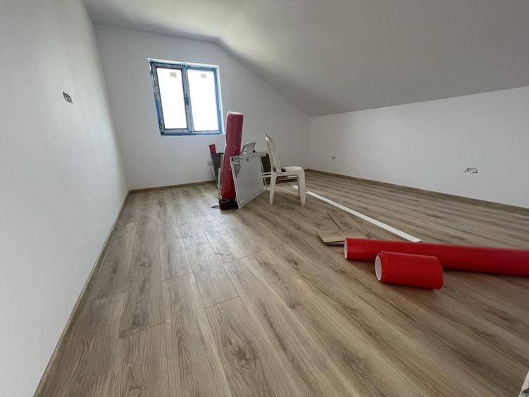 Casă cu 4 camere în Dragomirești-Deal