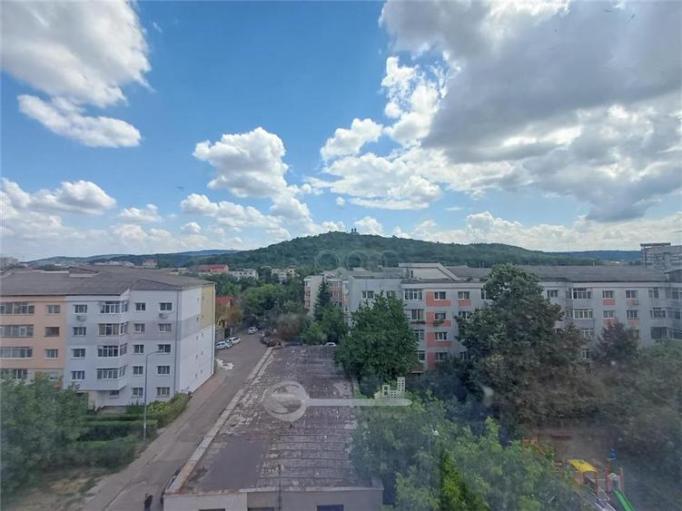 Apartament cu 4 camere decomandat în Nicolina