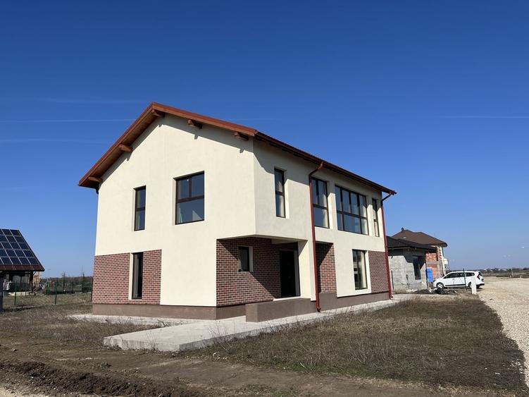 Casă cu 5 camere cu Teren 605 Mp în Victoriei