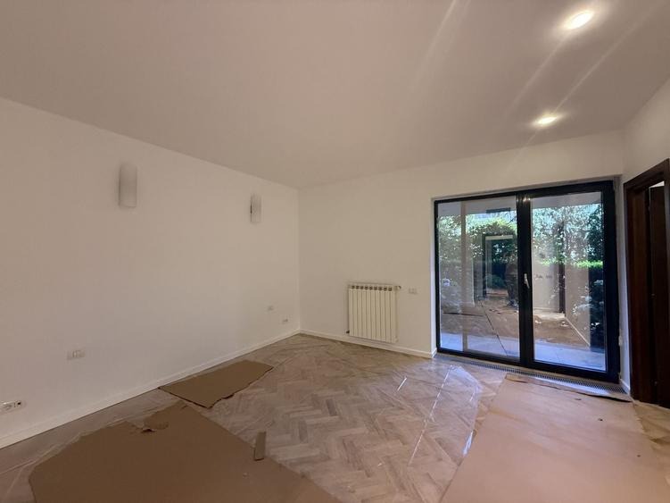 Apartament cu 3 camere semidecomandat, mobilat în Primăverii
