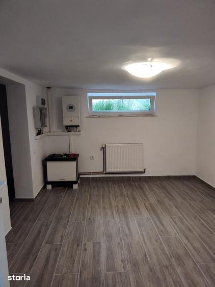Casă cu 5 camere cu Teren 250 Mp în Iris