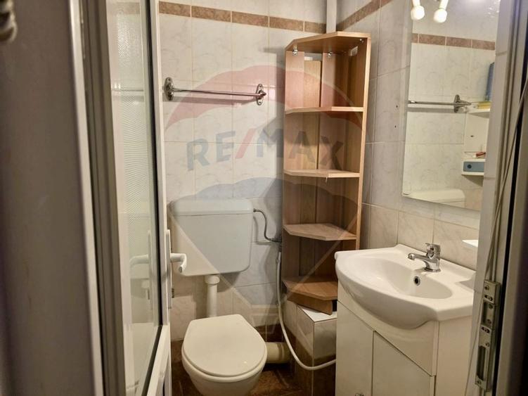 Apartament cu 3 camere de vanzare, str Bucovinei- zona Mioritei - 9