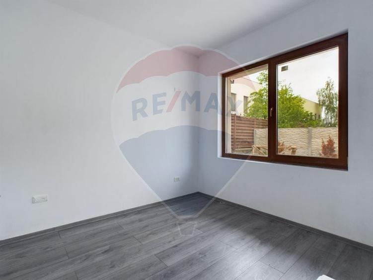 Casa de vanzare + teren 1000 mp - 10