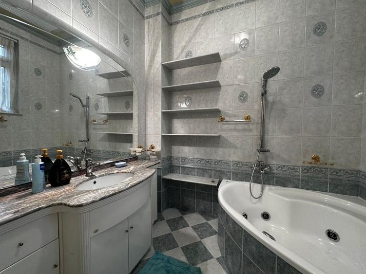 Casă individuală cu 12 camere cu Canalizare în Dorobanți