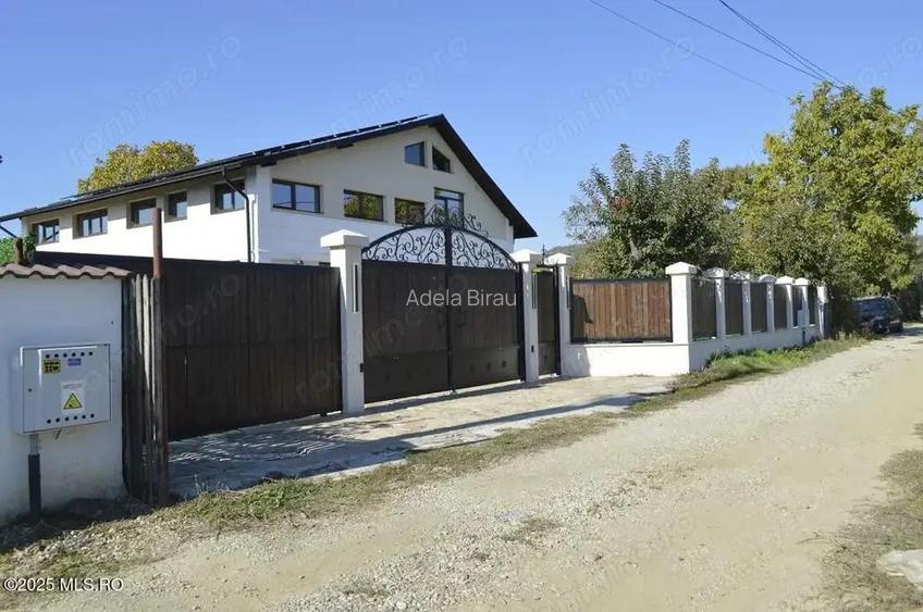 Calinesti - Gorganu, casa cu 2 intrari, teren 2496 mp Calinesti - Gorganu, casa cu 2 intrari, teren 2496 mp