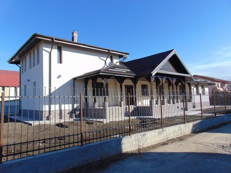 FARA COMISIOANE linga padure Vila 7 camere mobilata 4 bai 2 terase pe 1600mp - 2