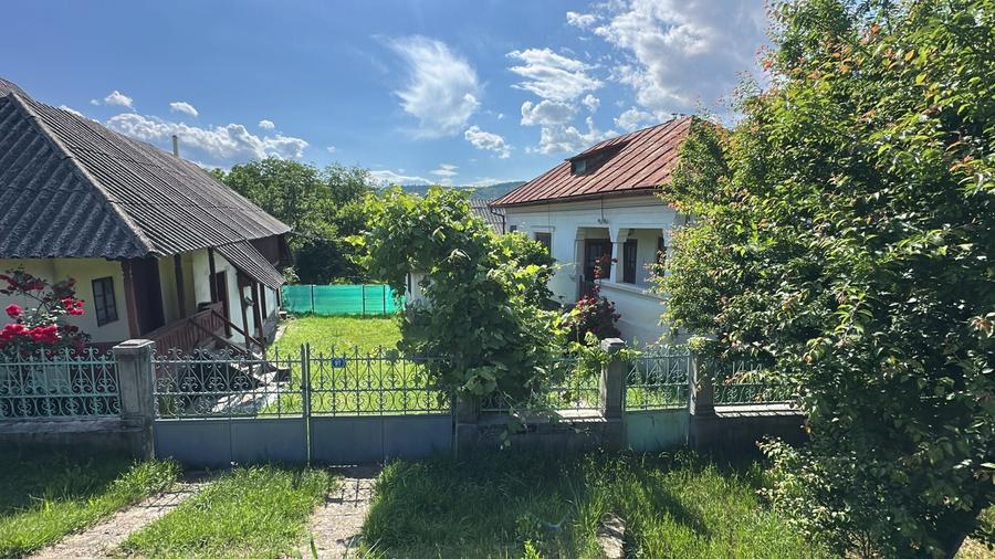Casă cu 3 camere în Coșești