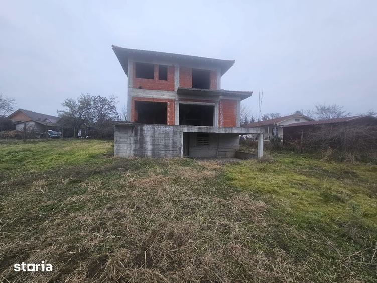 Casă cu 3 camere cu Teren 500 Mp în Roșiori