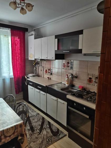 Apartament cu 2 camere semidecomandat în Aleea Carpați