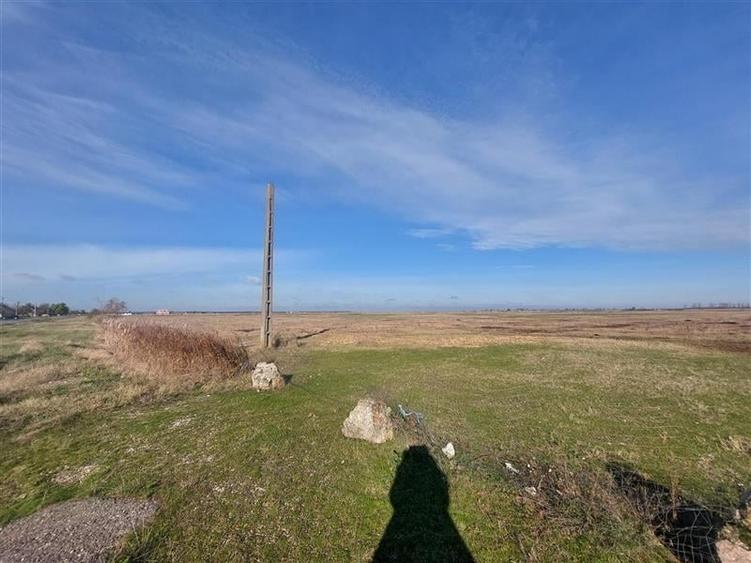 Teren Construcții intravilan de 170000 mp, în Nord