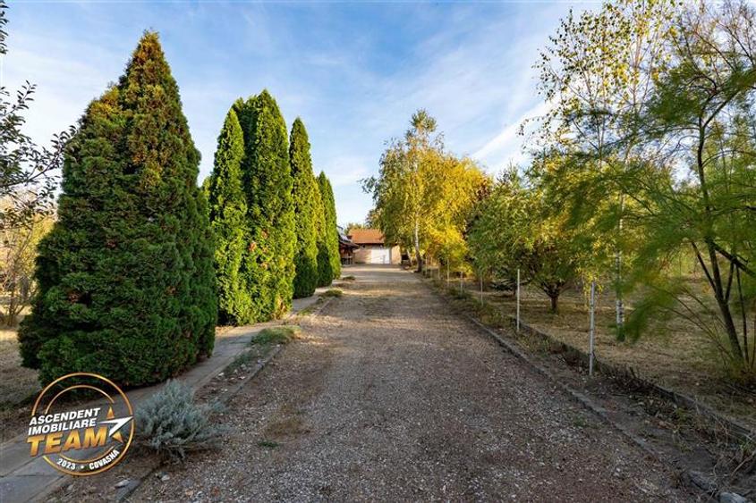 Casă individuală cu 5 camere cu Garaj în Exterior Est
