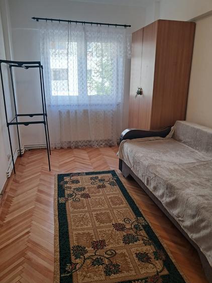 Apartament 3 camere etaj 1, strada Siretului - 5