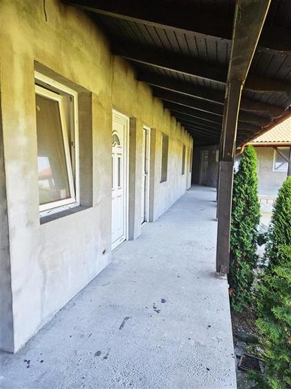 Casă individuală cu 13 camere cu Canalizare în Hetiur