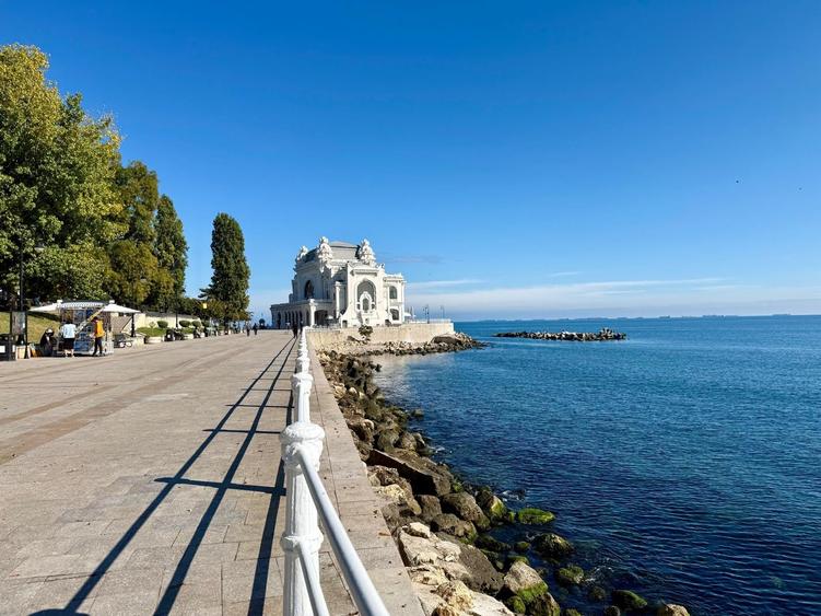 Apartament cu 3 camere decomandat în Cazino