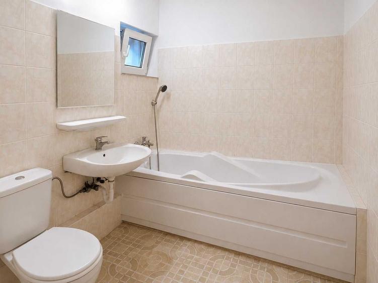 Apartament cu 3 camere semidecomandat, mobilat în Ultracentral